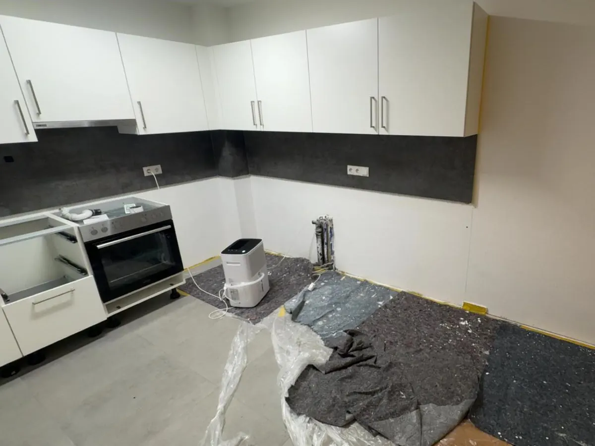 Küchenwand nach der Schimmelsanierung, sauber und neu beschichtet, Wohnung in Axams, Tirol