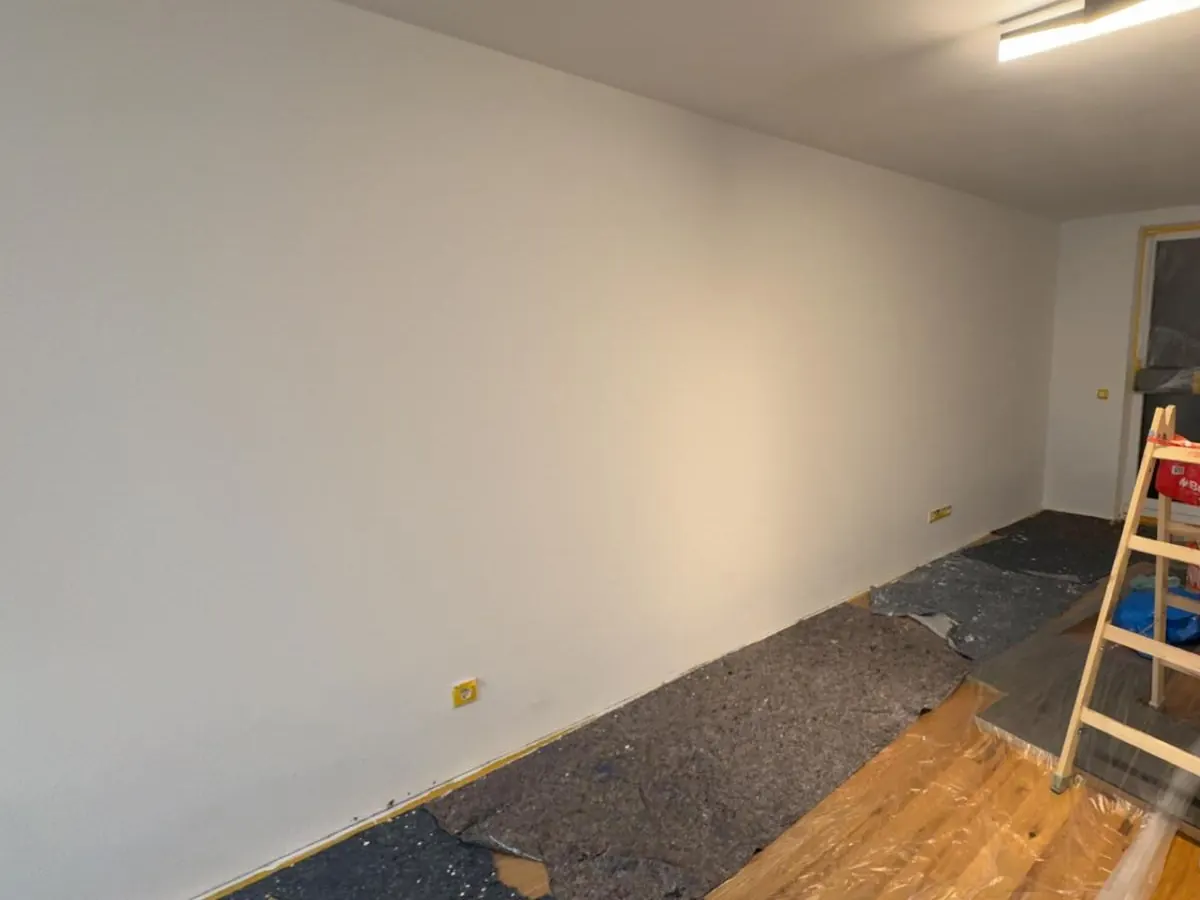 Wandfuß im Wohnraum nach der Schimmelsanierung in Axams, Wand neu beschichtet