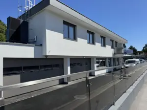 Gewerbeimmobilie in Rum – Außenansicht an der Tiroler Bundesstraße
