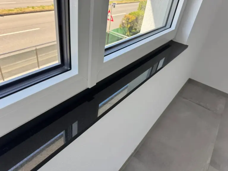 Fensterbank in Granit mit Blick zur Bundesstraße – Gewerbeimmobilie Rum