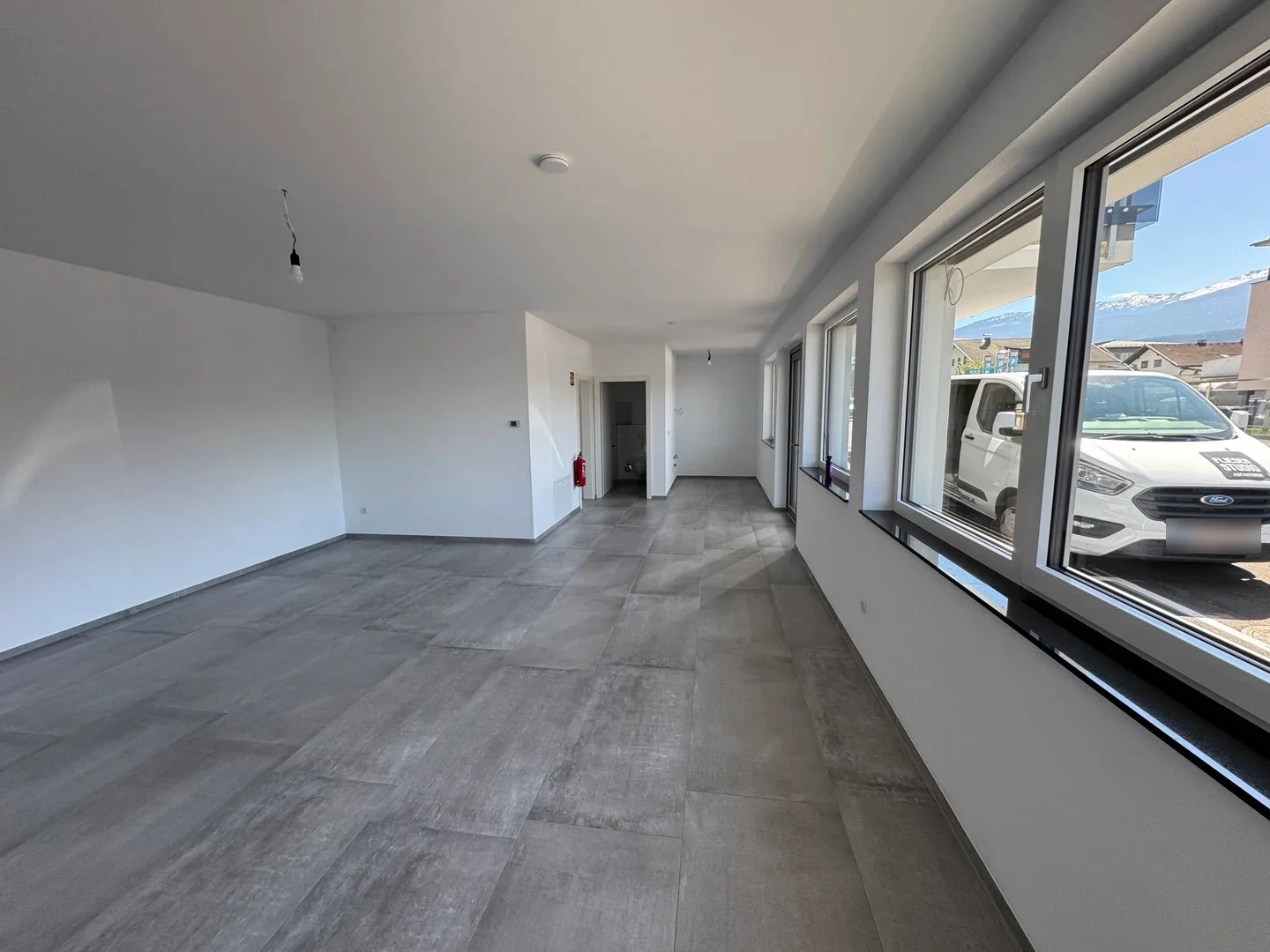 Fensterfront – Gewerbeimmobilie Rum