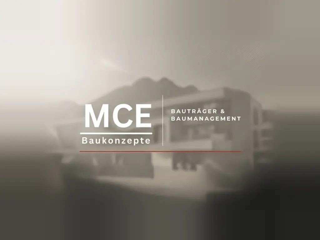 Logo von MCE Baukonzepte – Bauträger und Baumanagement – vor einem modernen Wohngebäude in Tirol