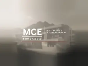 Logo von MCE Baukonzepte – Bauträger und Baumanagement – vor einem modernen Wohngebäude in Tirol