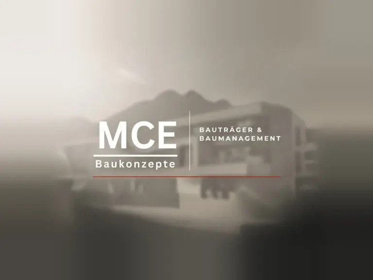 Logo von MCE Baukonzepte – Bauträger und Baumanagement – vor einem modernen Wohngebäude in Tirol