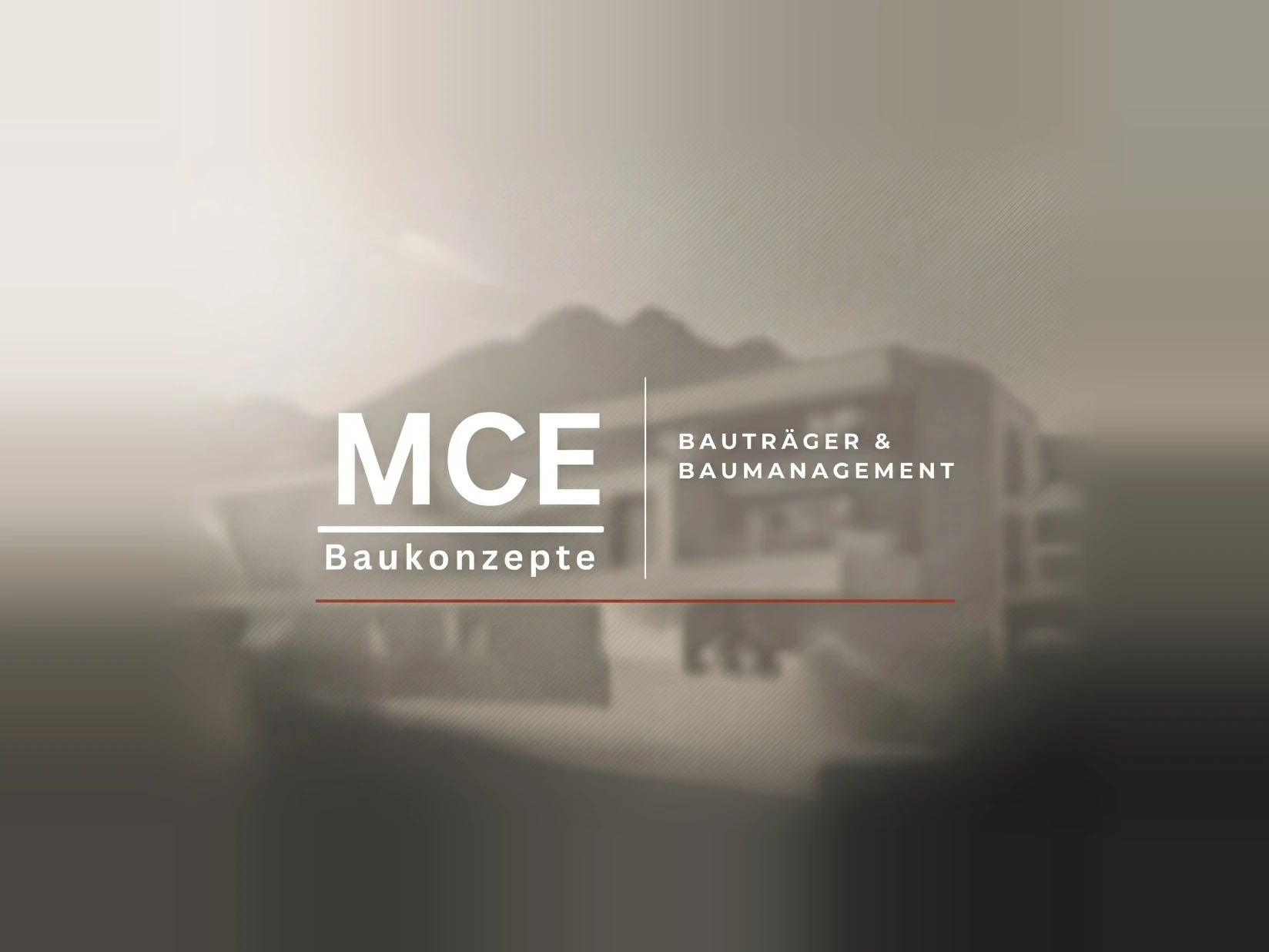 Logo von MCE Baukonzepte – Bauträger und Baumanagement – vor einem modernen Wohngebäude in Tirol